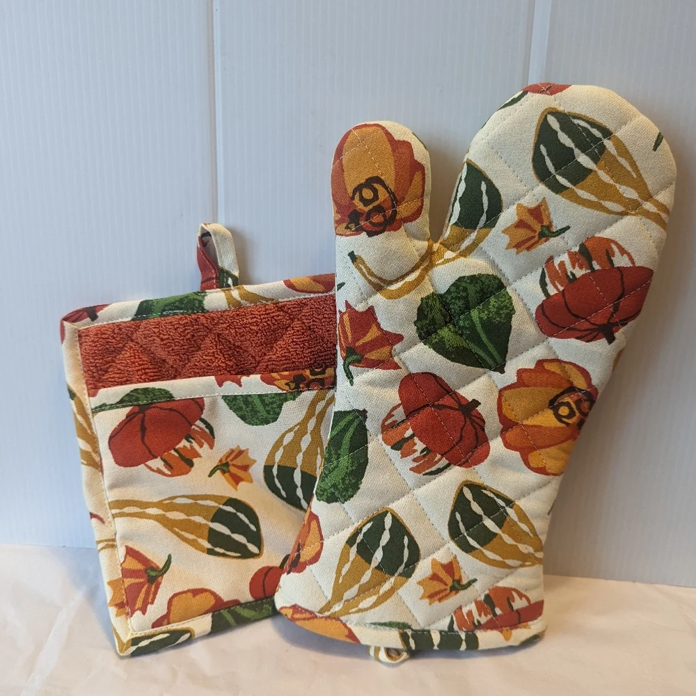 Crete & Barrel set Mitt and pot holder pumpkin gourd